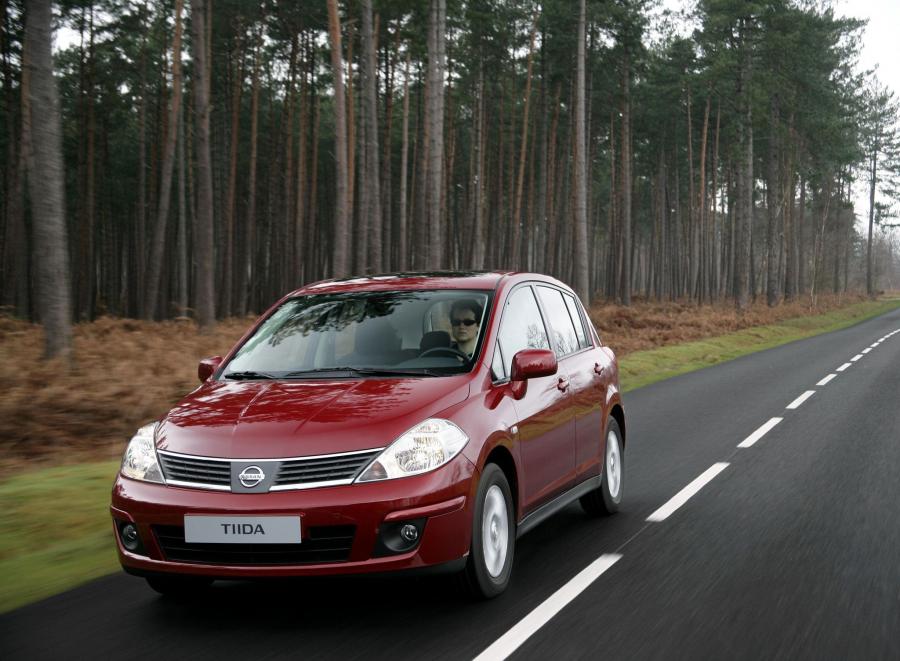  Nissan Tiida Hatchback 2004 года  (фото 6 из 8)